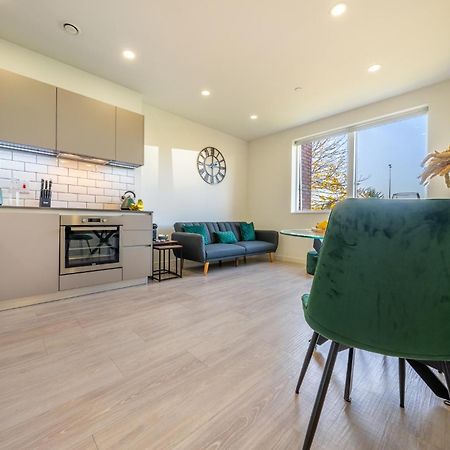 Luxury 1 Bedroom Serviced Apartment With Roof Terrace & Gym Stevenage Luaran gambar