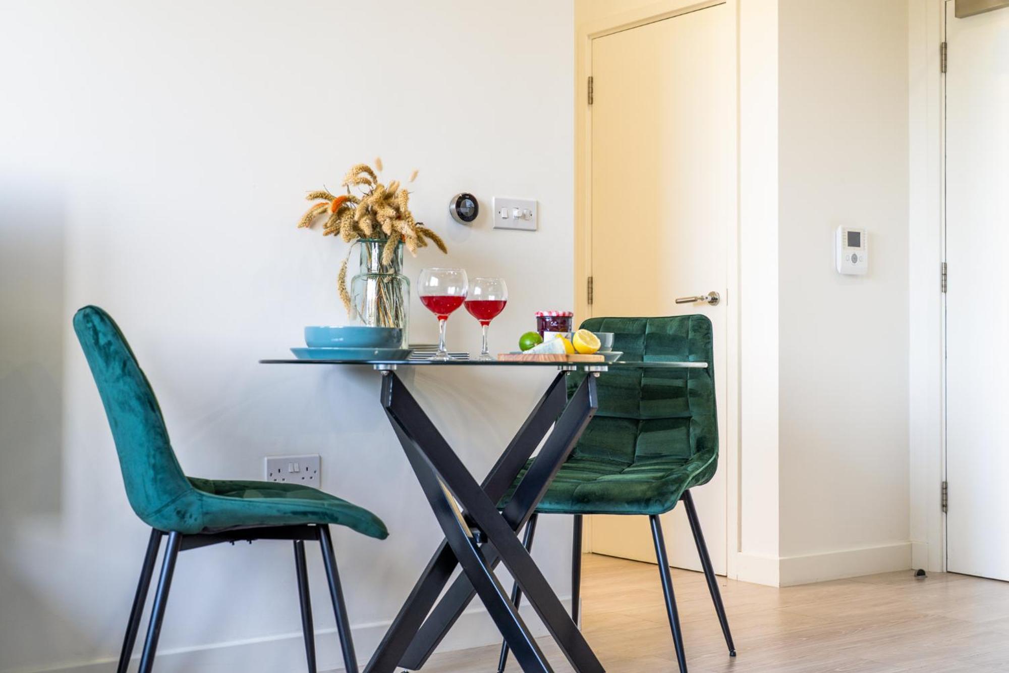 Luxury 1 Bedroom Serviced Apartment With Roof Terrace & Gym Stevenage Luaran gambar